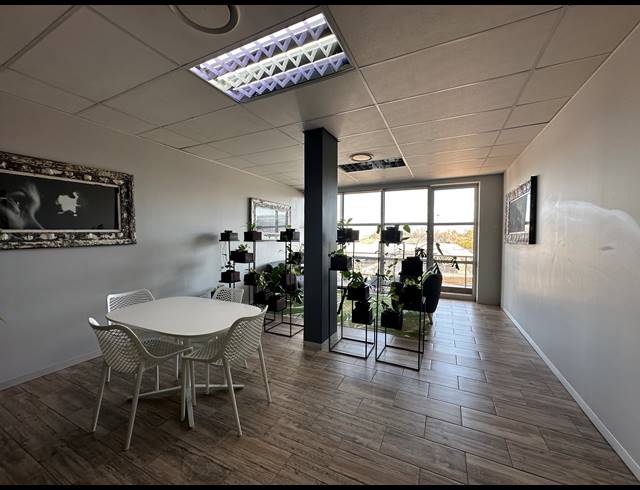 25M² CO-WORKING SPACE TO LET IN DIE HOEWES
